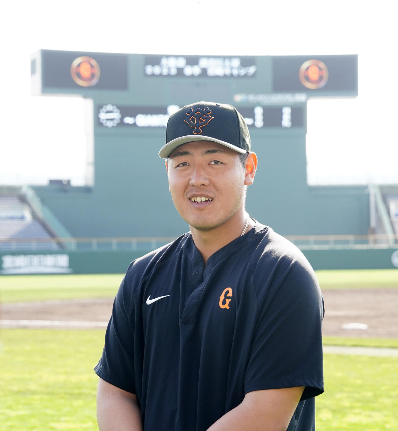 宮崎キャンプを打ち上げ、取材に応じる巨人岡本和（撮影・江口和貴）