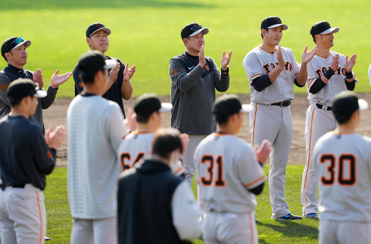 巨人宮崎キャンプを打ち上げ、3本締めする原監督（中央）ら（撮影・江口和貴）