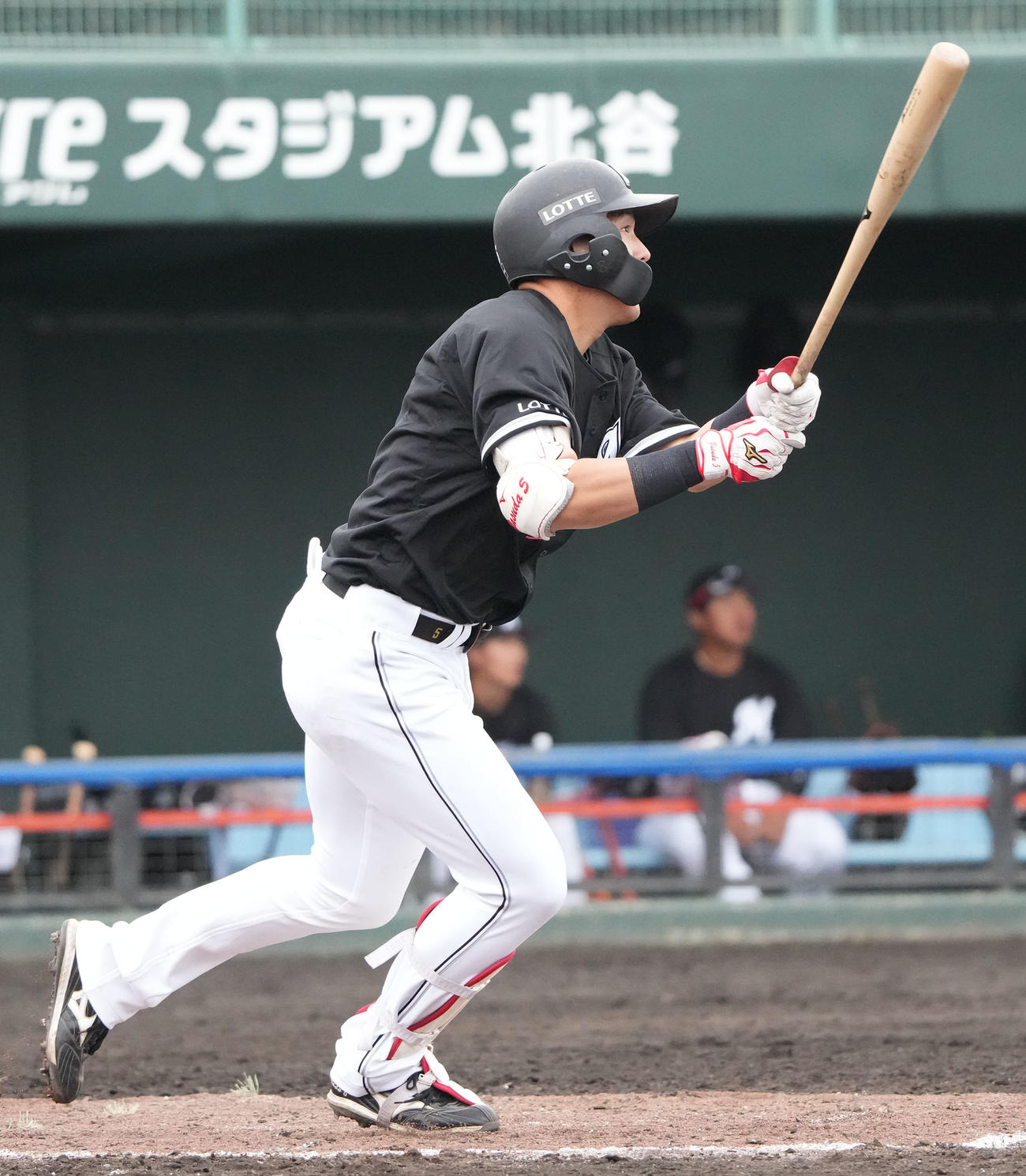 中日対ロッテ　3回表ロッテ1死二塁、中越え適時三塁打を放つ安田（撮影・森本幸一）