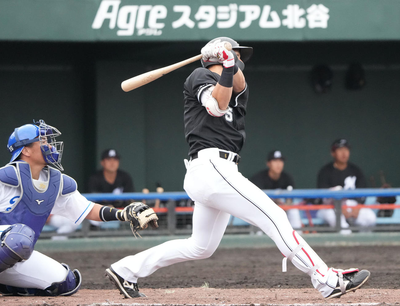 中日対ロッテ　3回表ロッテ1死二塁、中越え適時三塁打を放つ安田（撮影・森本幸一）