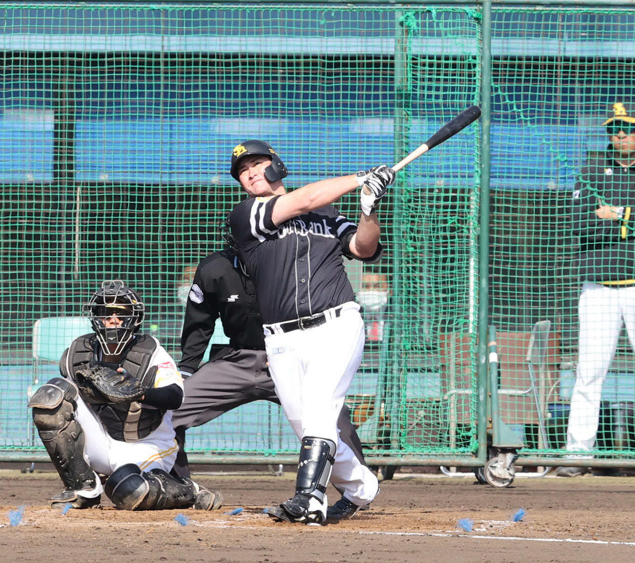 紅白戦の4回、右中間に本塁打を放つリチャード（撮影・梅根麻紀）