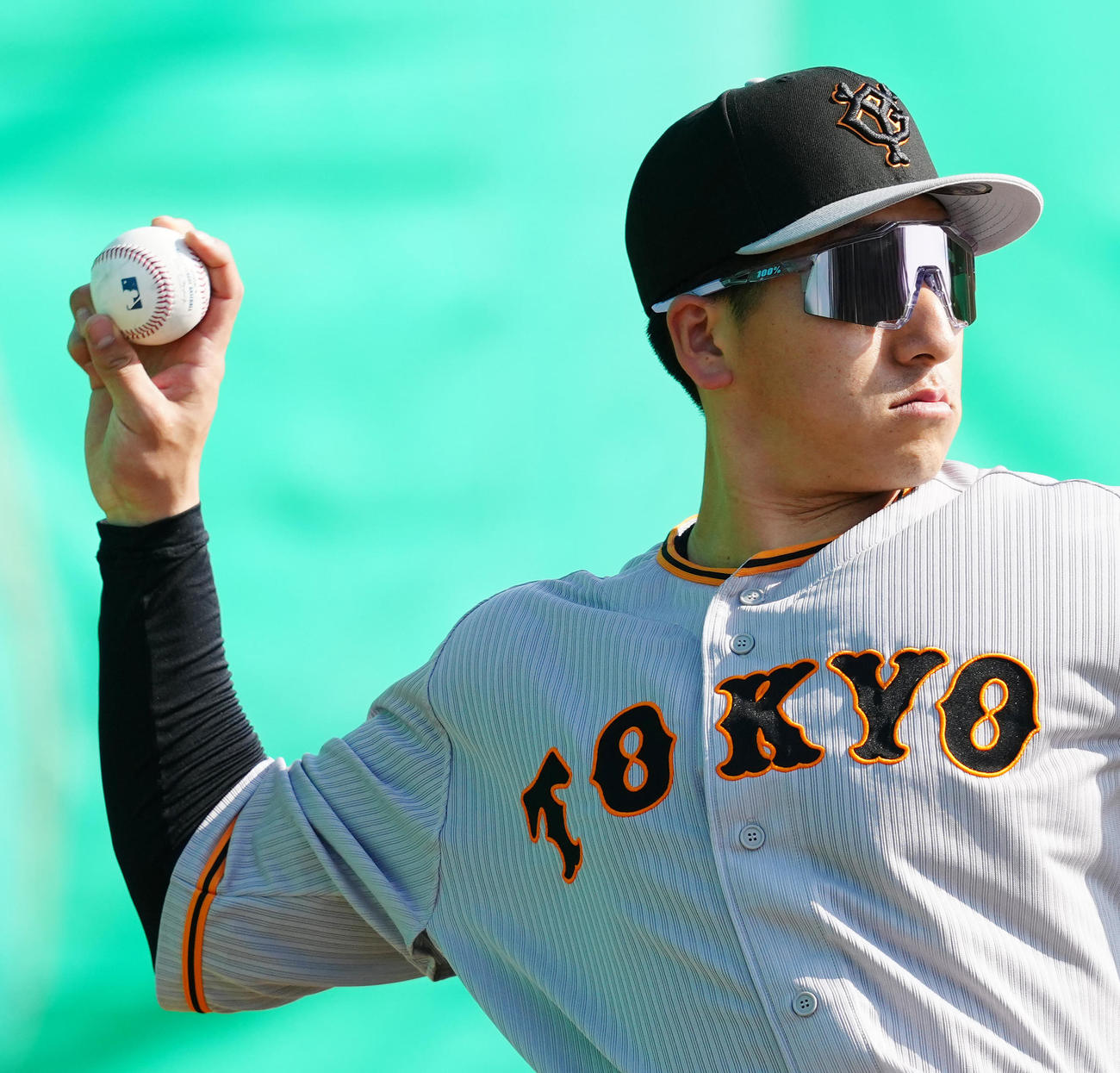 MLB球でキャッチボールする巨人大勢（撮影・江口和貴）