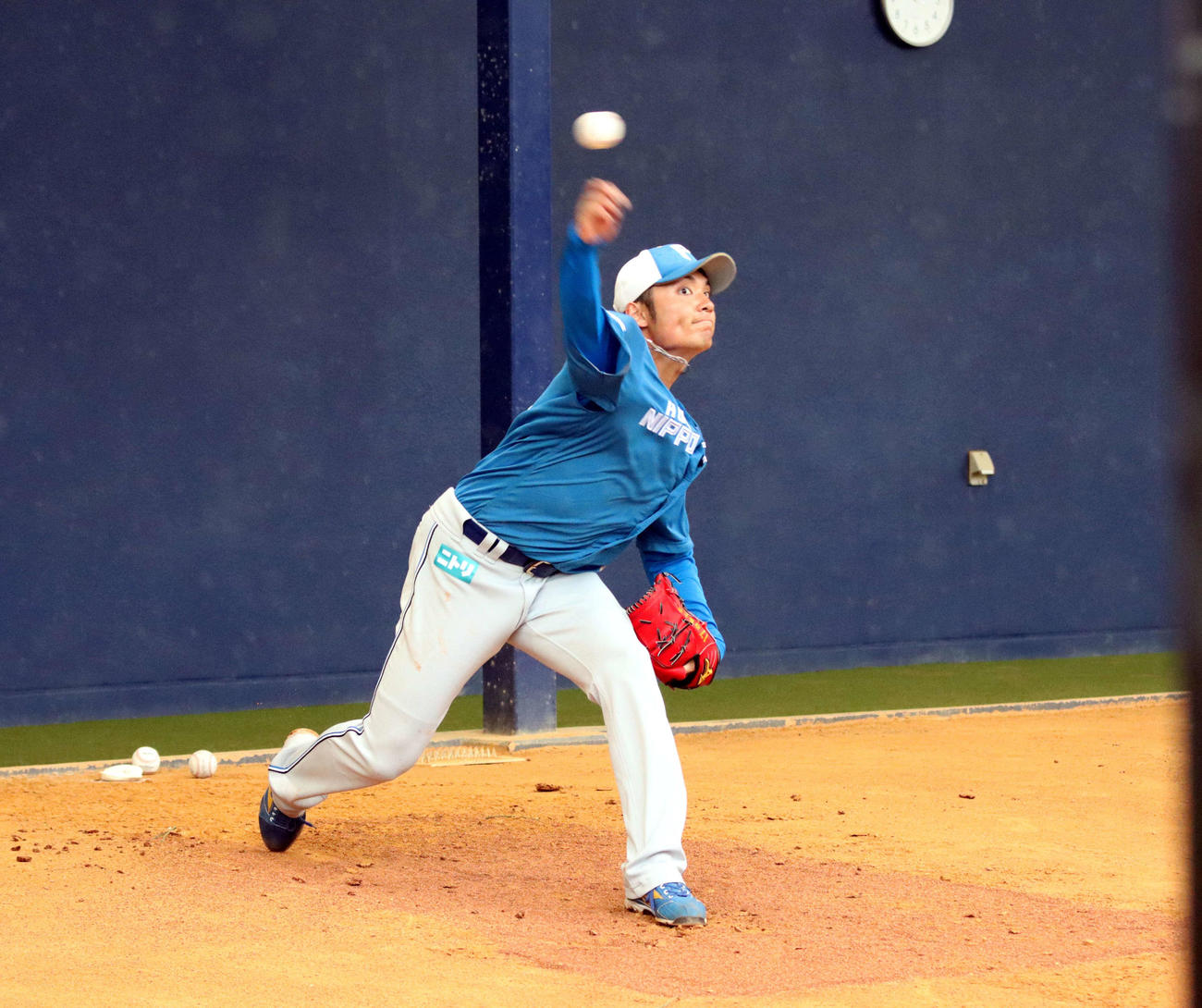 ブルペンで投球練習する日本ハム伊藤（撮影・永野高輔）