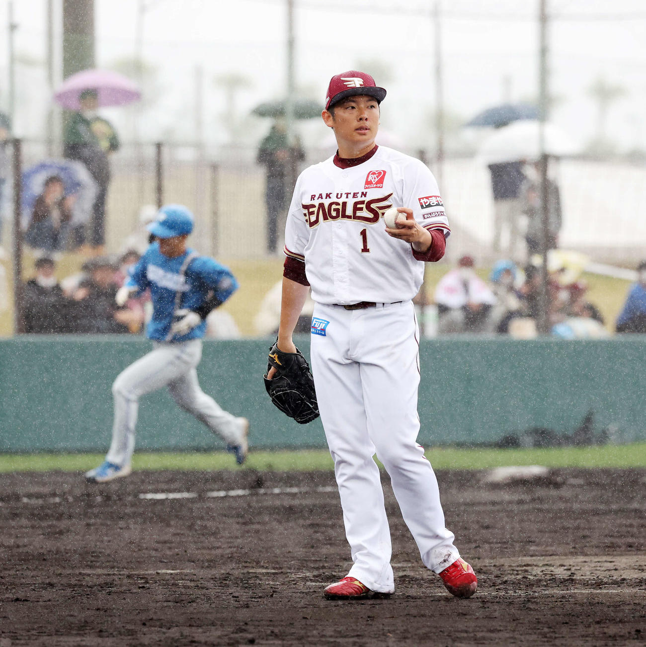 楽天対日本ハム　5回表日本ハム2死三塁、矢沢（左）に右越え本塁打を放たれた楽天松井裕（撮影・鈴木正人）