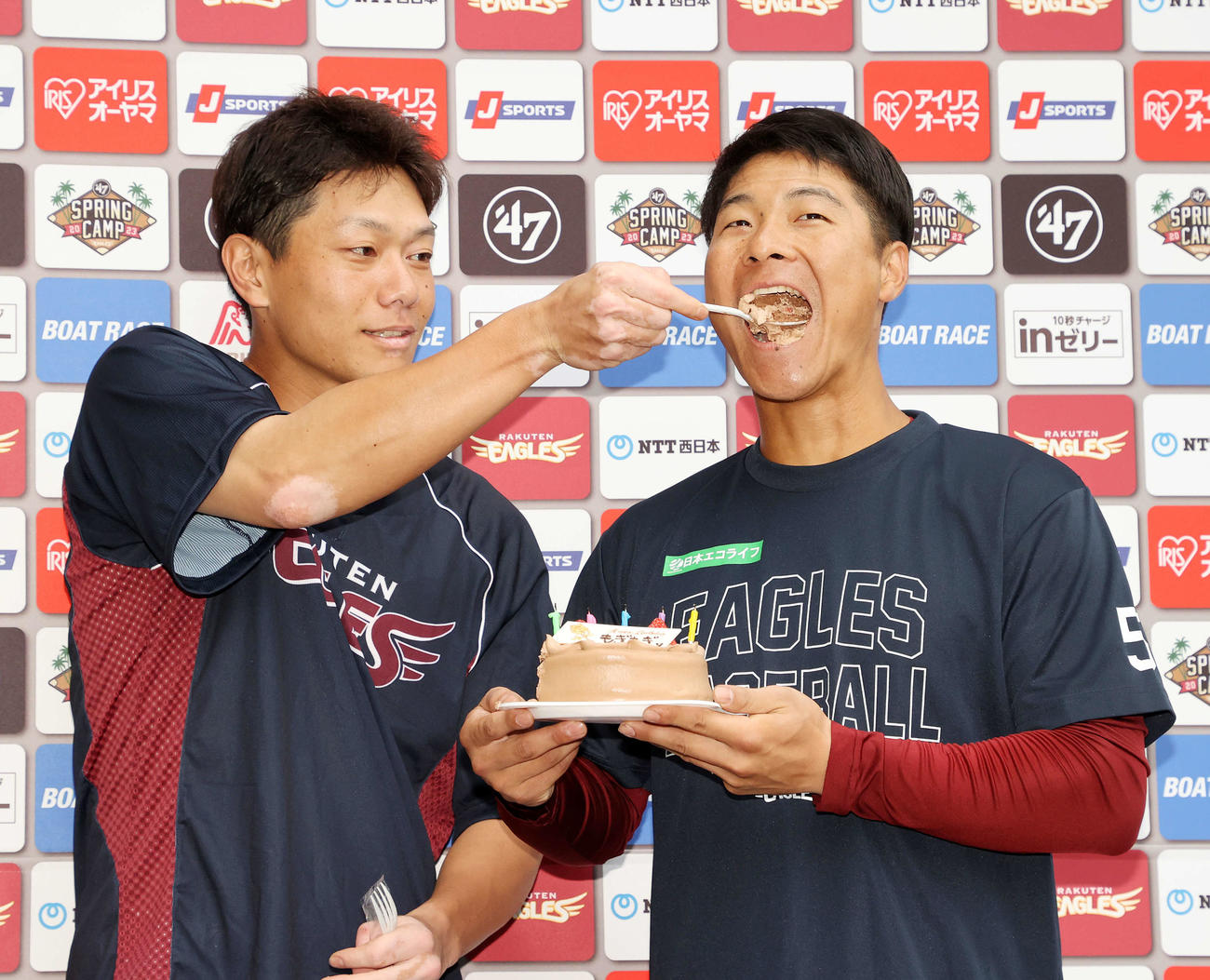 誕生日ケーキを楽天田中和（左）に食べさせてもらう茂木（撮影・鈴木正人）