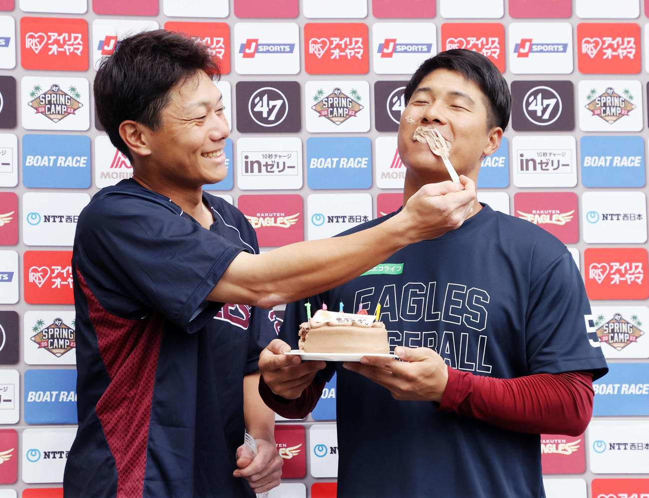 誕生日ケーキを楽天田中和（左）に食べさせてもらう茂木（撮影・鈴木正人）