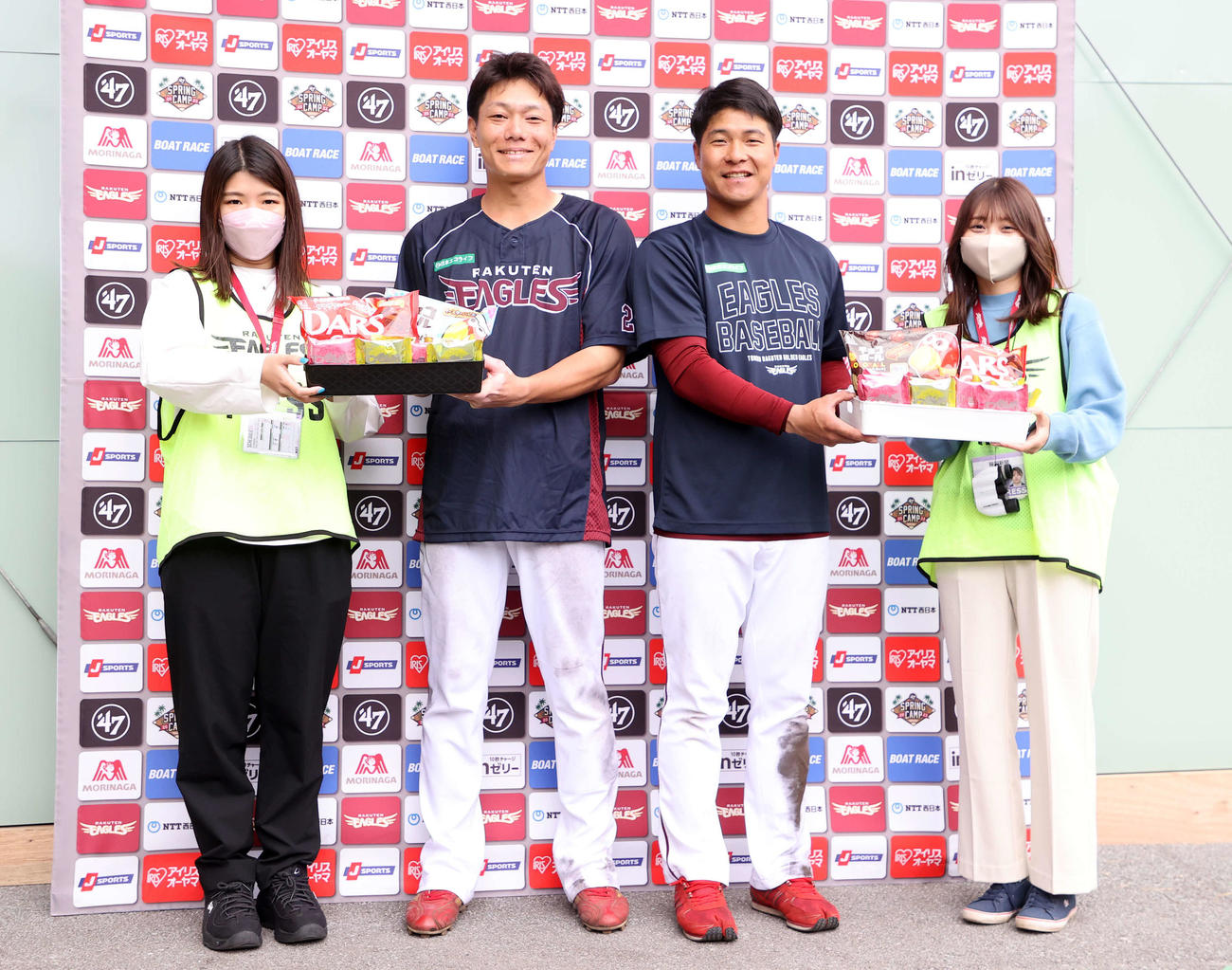 女性記者からバレンタインチョコを受け取る楽天田中和（左）と茂木（撮影・鈴木正人）