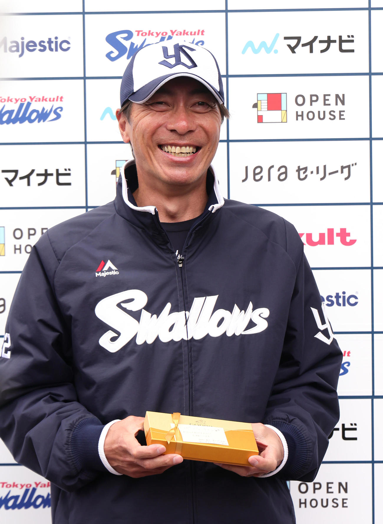 記者からのバレンタインチョコに笑顔を見せるヤクルト高津監督（撮影・足立雅史）
