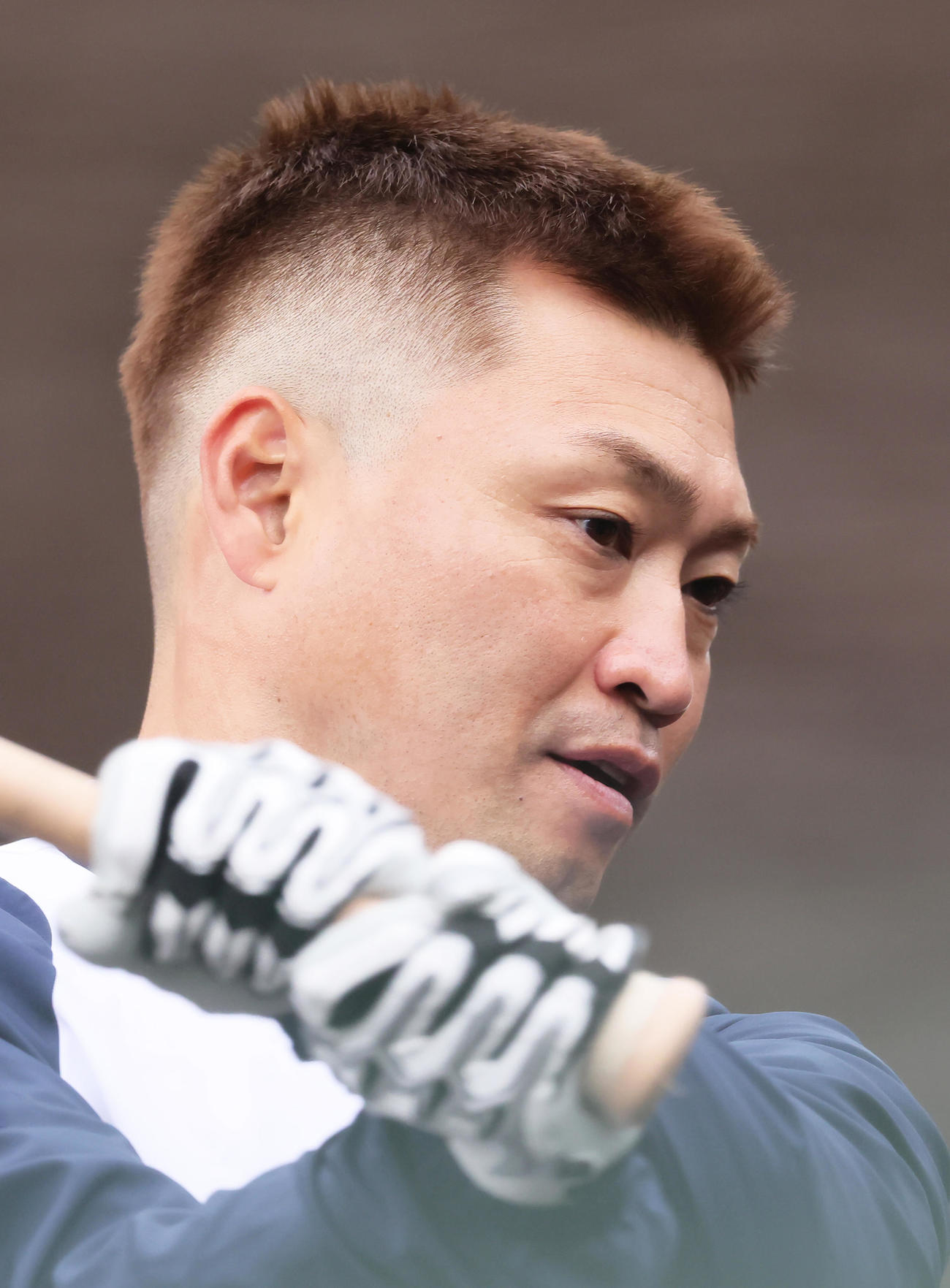 新しいヘアスタイルで練習に臨むヤクルト青木（撮影・足立雅史）