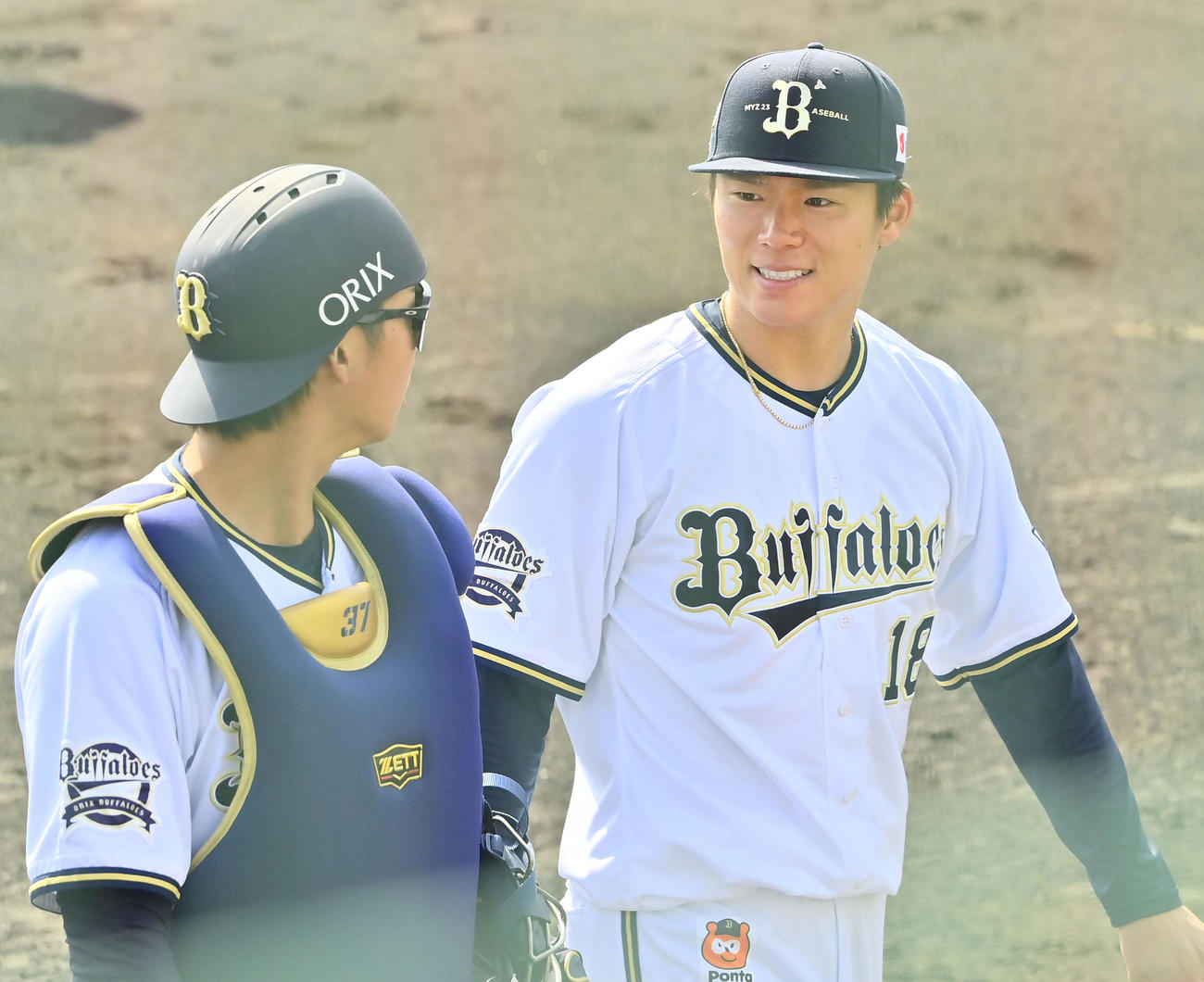 2回を無失点に抑えたオリックス山本は石川（左）と話ながら引き揚げる（撮影・和賀正仁）
