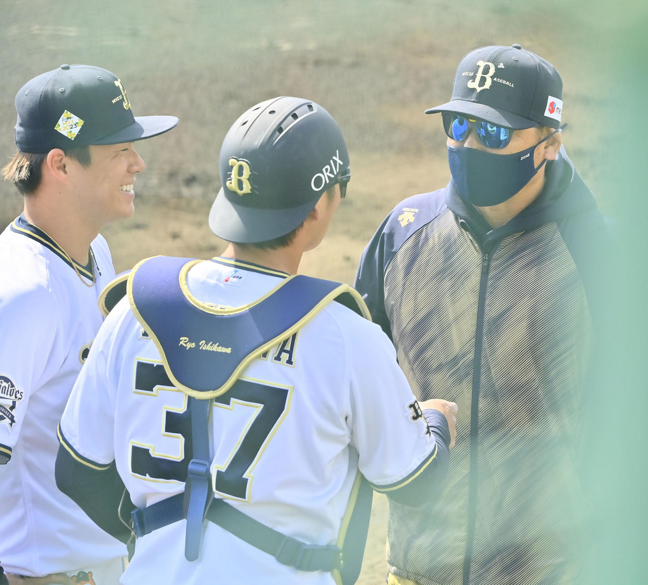2回を無失点に抑えたオリックス山本（左）は石川（手前）、中嶋監督と話ながら引き揚げる（撮影・和賀正仁）