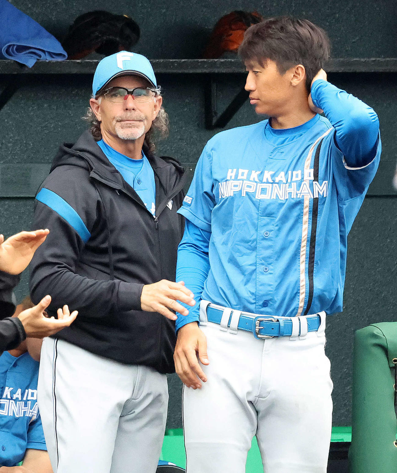 楽天対日本ハム　日本ハム加藤豪（右）と話すコンサルタントのヒルマン氏（撮影・鈴木正人）