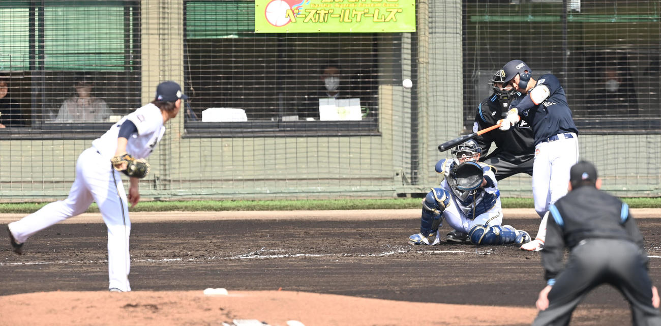 3回表紅組1死一塁、宮城から右中間越えに2点本塁打を放つ太田（撮影・和賀正仁）