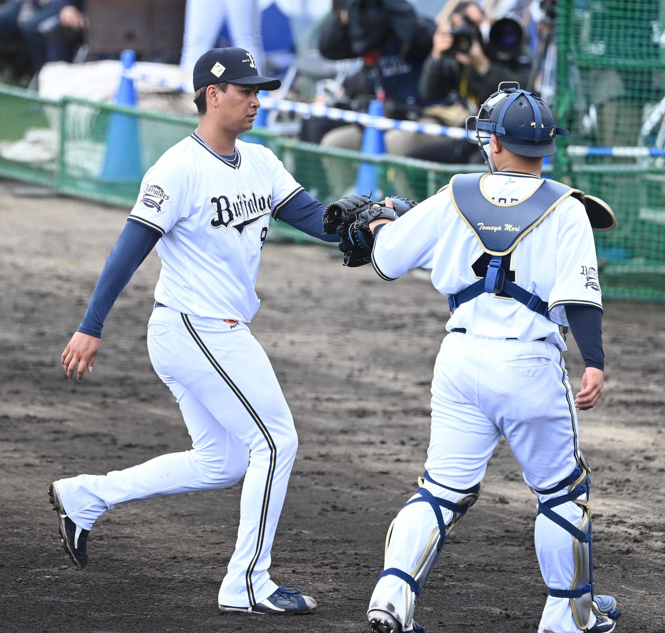 1回を3人で締めたオリックス宇田川は森（右）とグラブタッチ（撮影・和賀正仁）