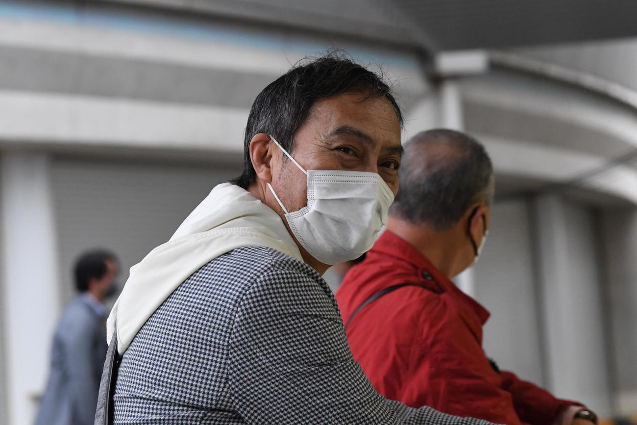 ブルペンの投球練習を見る俳優の渡辺謙（左）。右は福本豊氏（撮影・前岡正明）