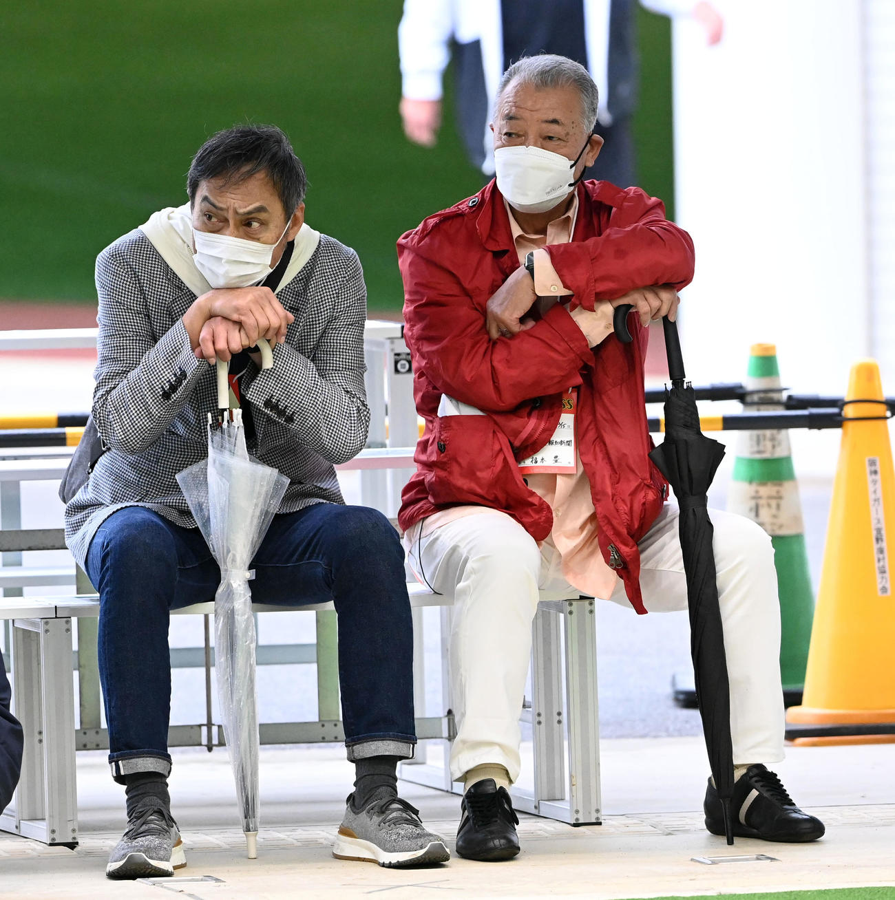 鋭い視線でブルペンの投球練習を見る俳優の渡辺謙（左）。右は福本豊氏（撮影・前岡正明）