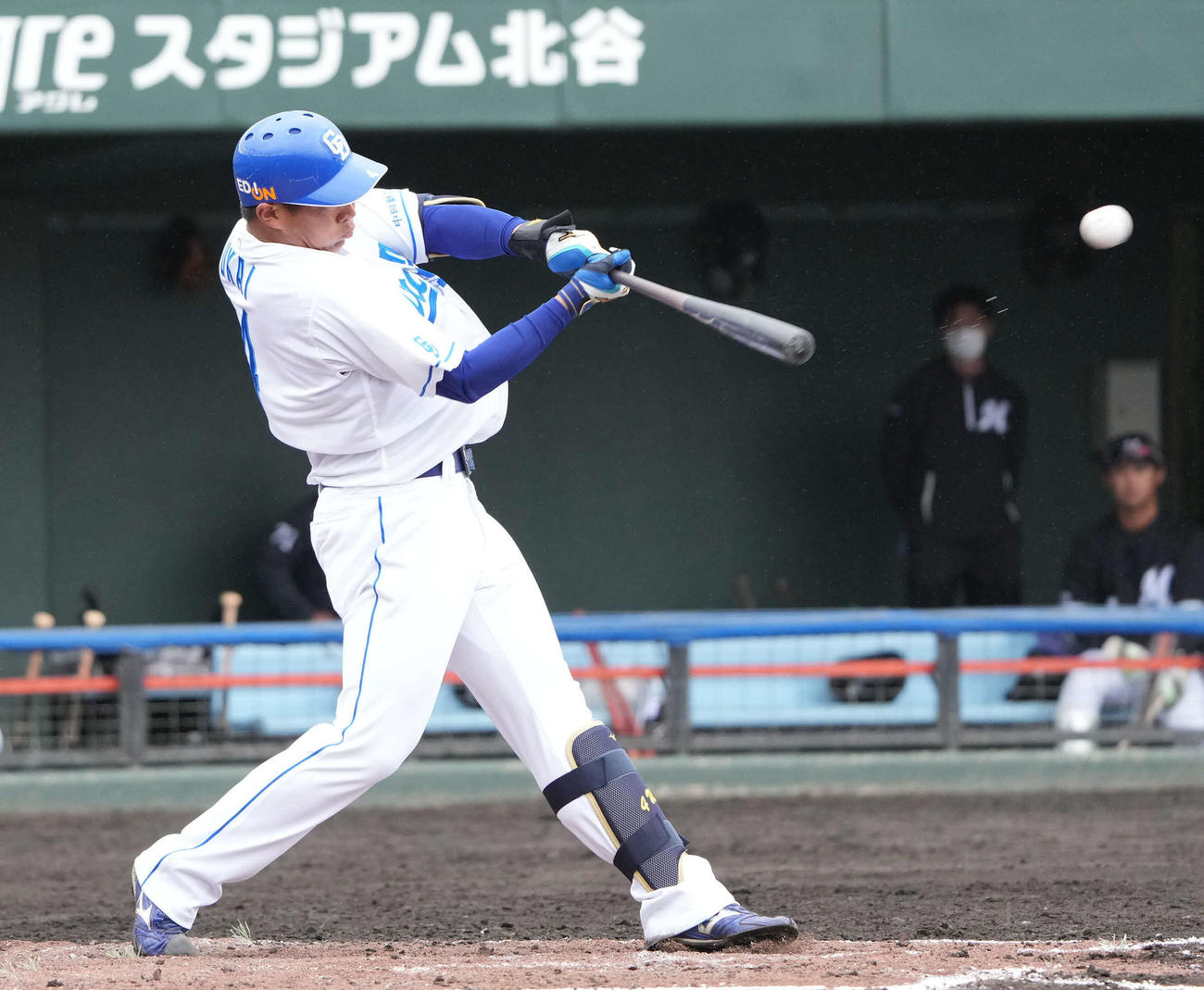 中日対ロッテ　1回裏中日2死二塁、左越え2点本塁打を放つ鵜飼（撮影・森本幸一）