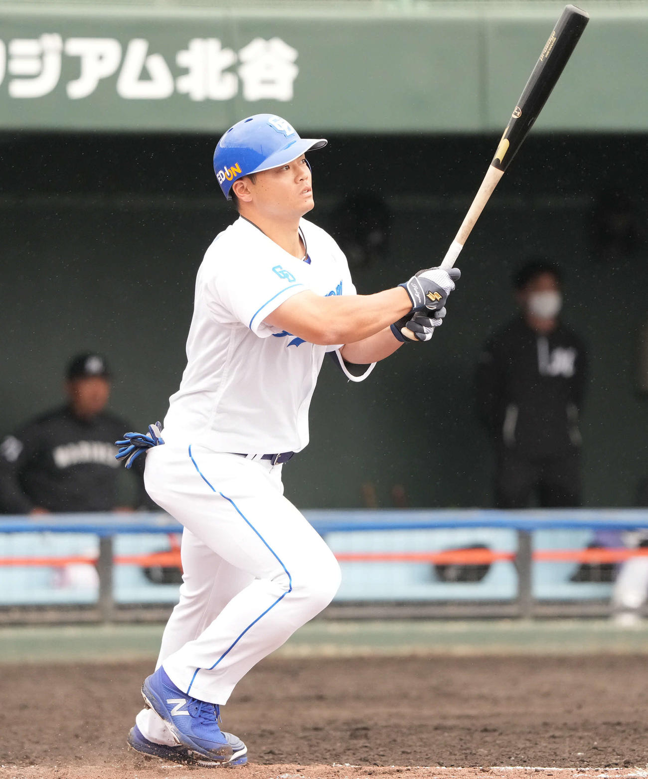 中日対ロッテ　1回裏中日2死一、二塁、右越え2点適時二塁打を放つ細川（撮影・森本幸一）