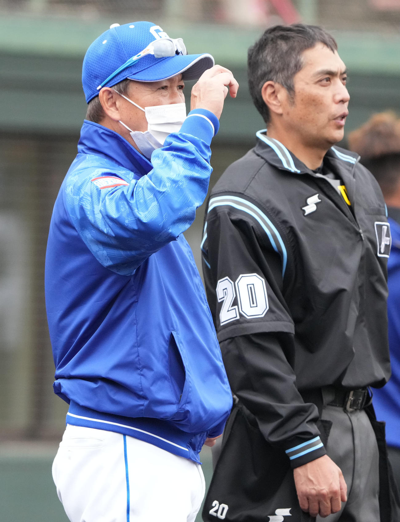 中日対ロッテ　交代を告げる立浪監督（撮影・森本幸一）