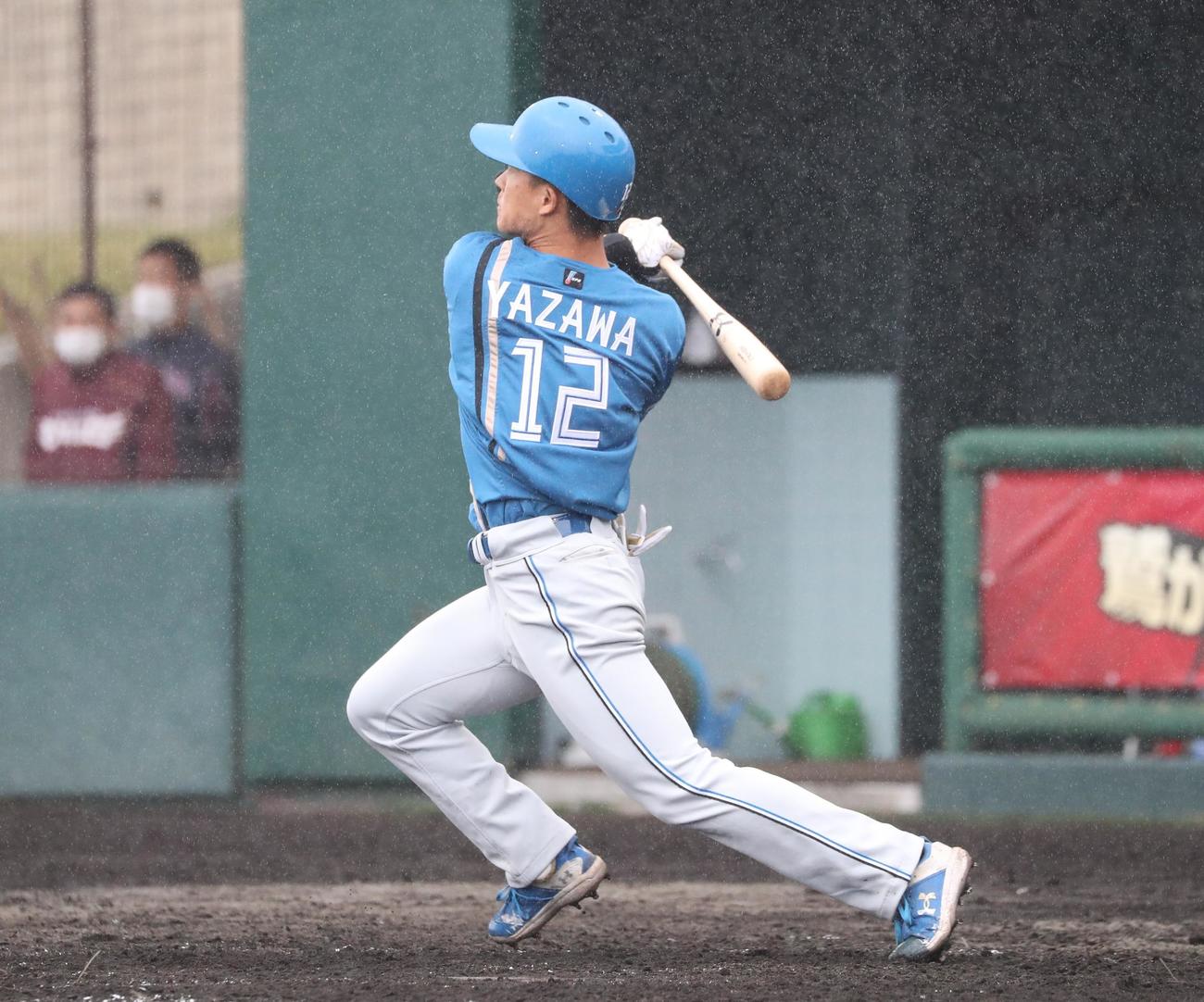 楽天対日本ハム　5回表日本ハム2死三塁、右越え2点本塁打を放つ矢沢（撮影・黒川智章）
