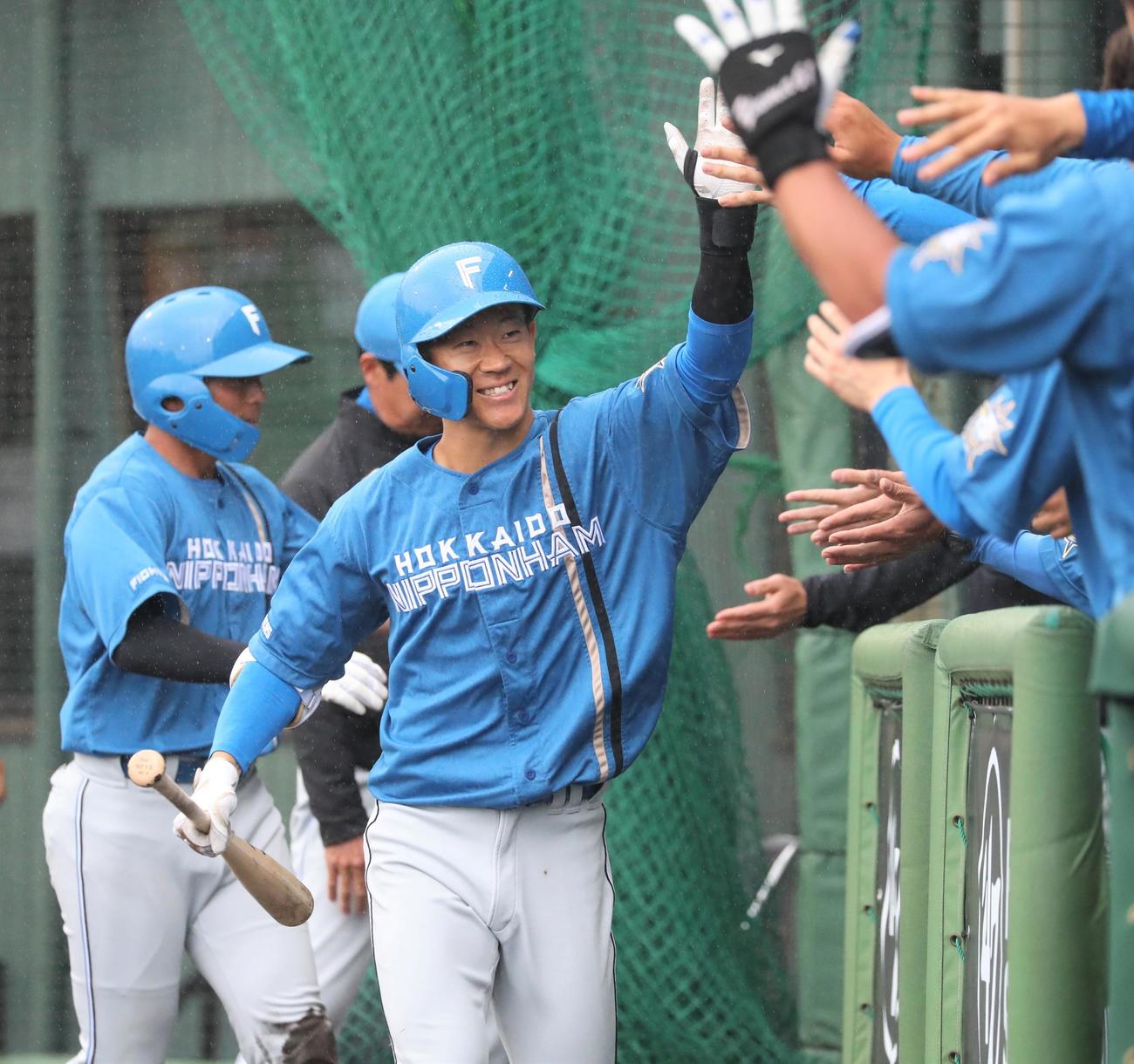 楽天対日本ハム　5回表日本ハム2死三塁、右越え2点本塁打を放ちナインに出迎えられ笑顔の矢沢（撮影・黒川智章）