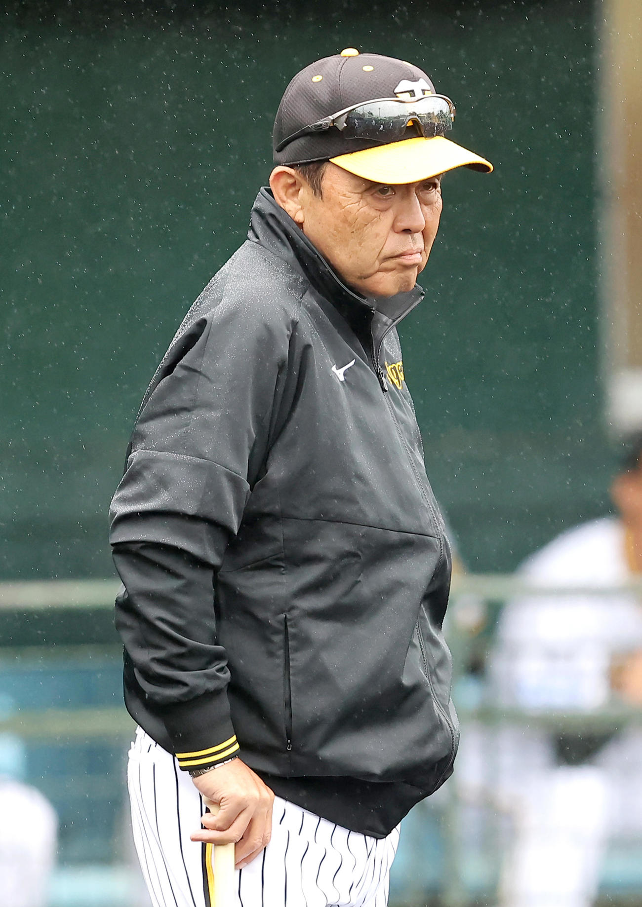 シートノックを確認する岡田監督（撮影・上山淳一）