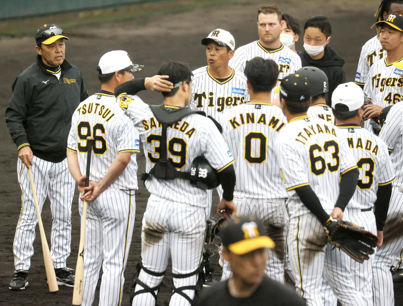 ケースノックを終え、岡田監督（左）はナインに話す（撮影・上山淳一）