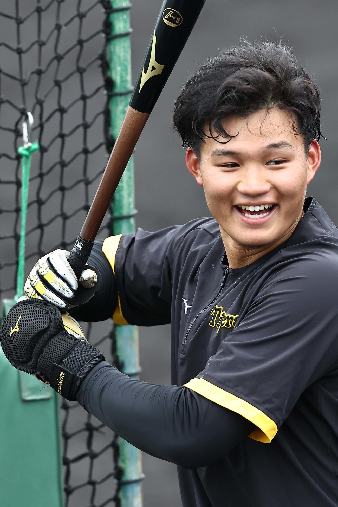 森下は笑顔を見せながらバットを構える（撮影・上田博志）