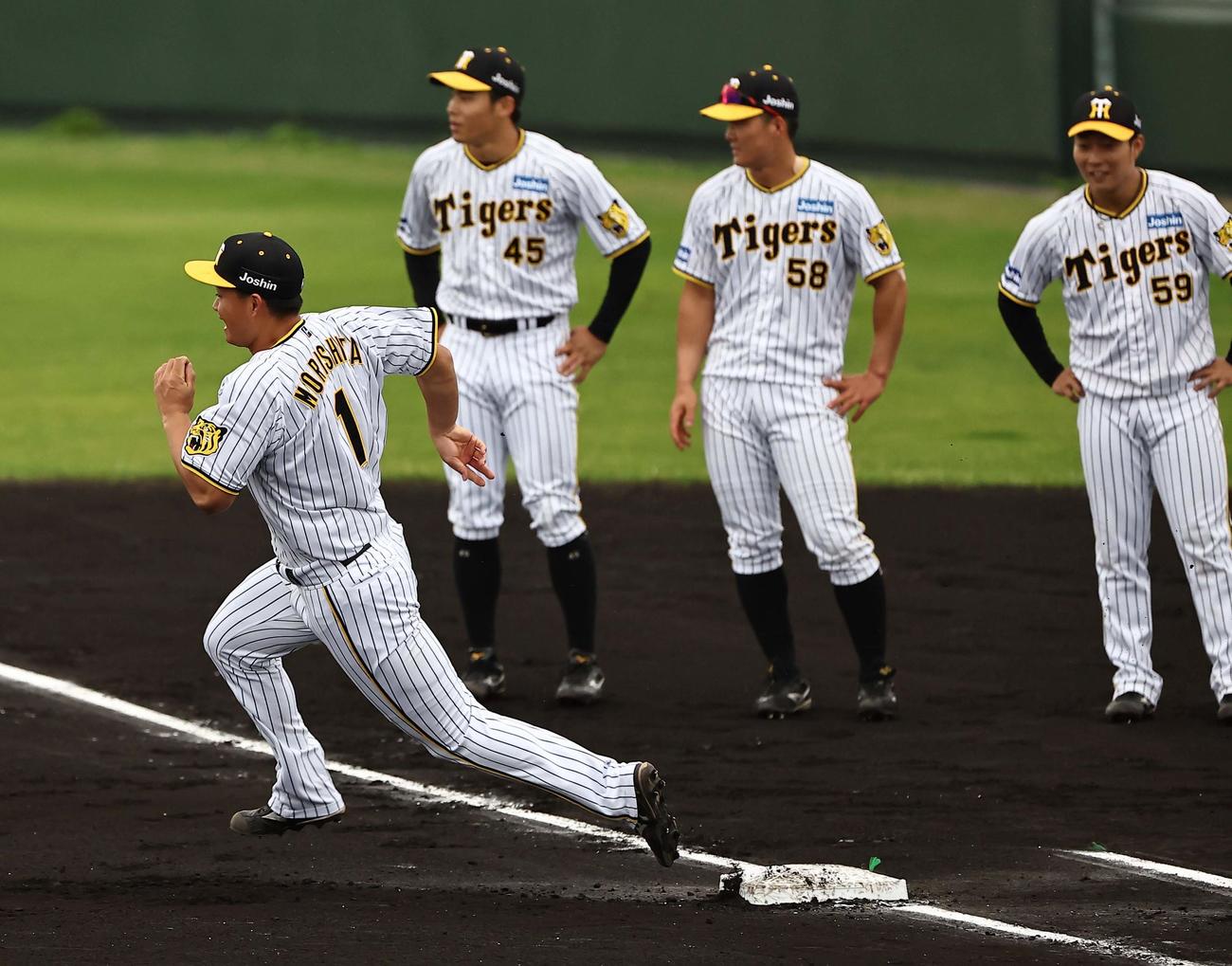 ベースランニングをする森下（撮影・上田博志）