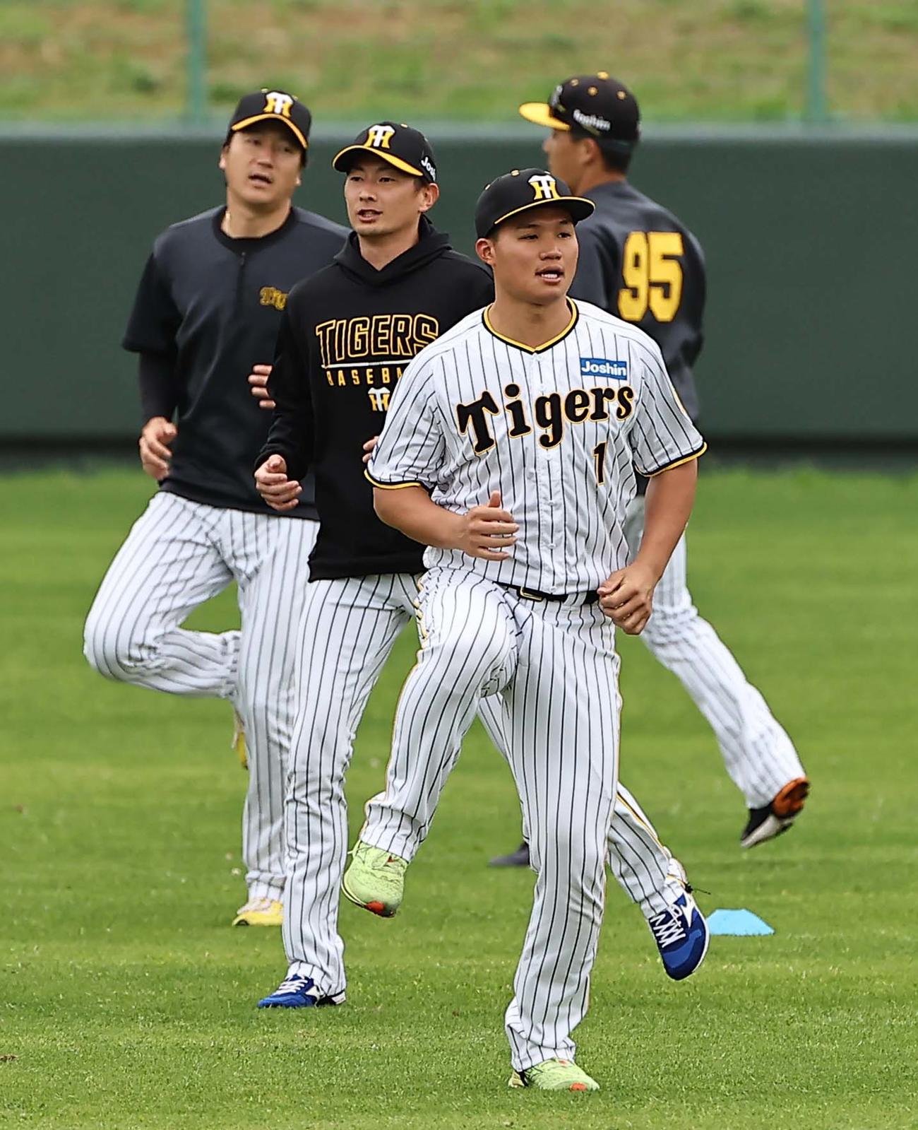 森下（左から3人目）はアップをして体を温める（撮影・上田博志）