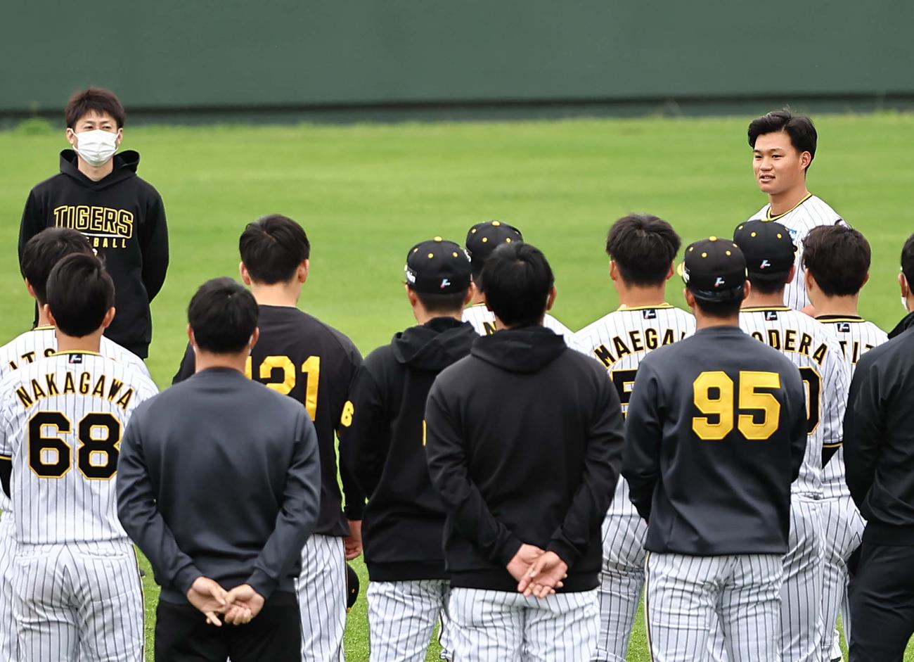 森下（右から2人目）は朝の円陣で声出しをする（撮影・上田博志）