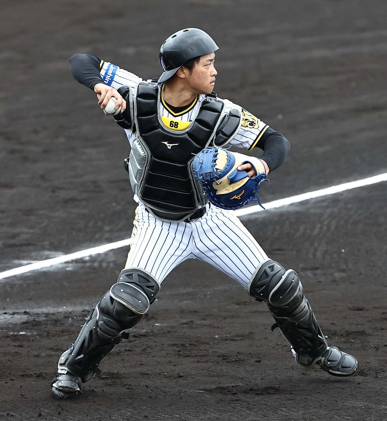 シートノックで二塁へ送球する中川（撮影・上田博志）