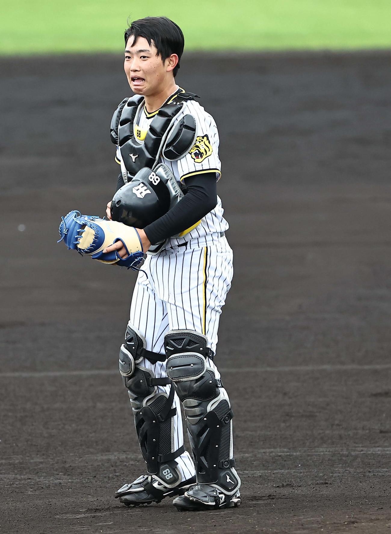 シートノックを終え笑顔を見せる中川（撮影・上田博志）