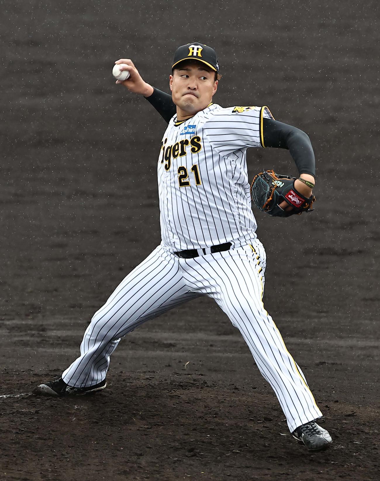 ケース打撃練習に登板する秋山（撮影・上田博志）