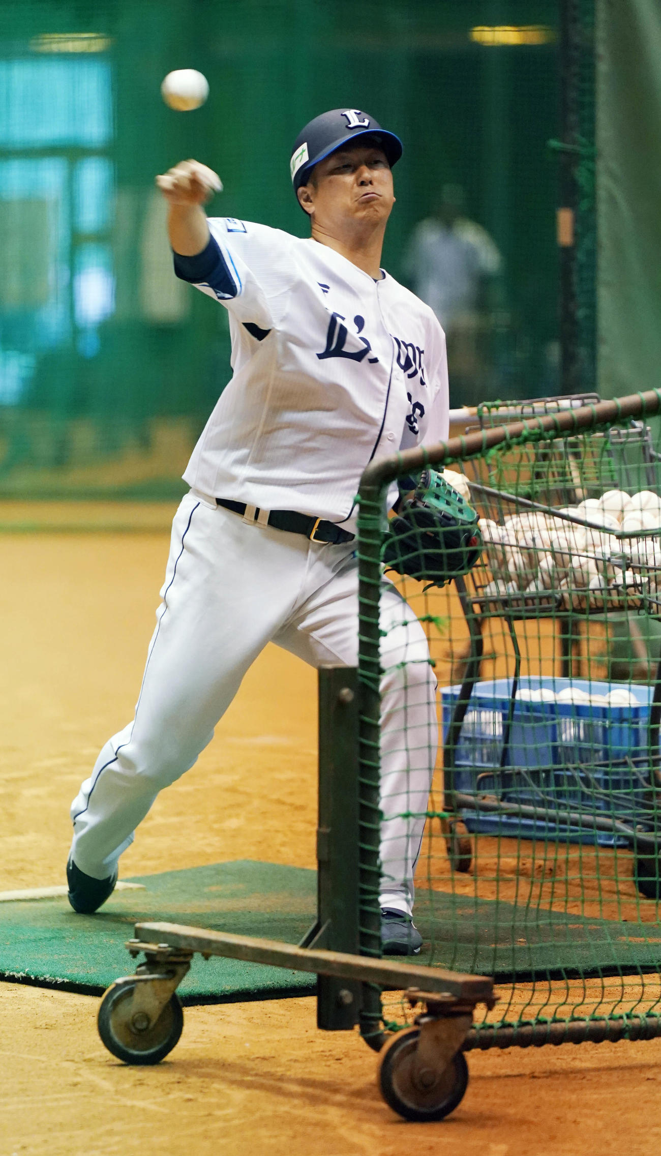 13日、西武南郷キャンプ第2クール3日目、室内練習場で選手に投球する西武南和彰打撃投手
