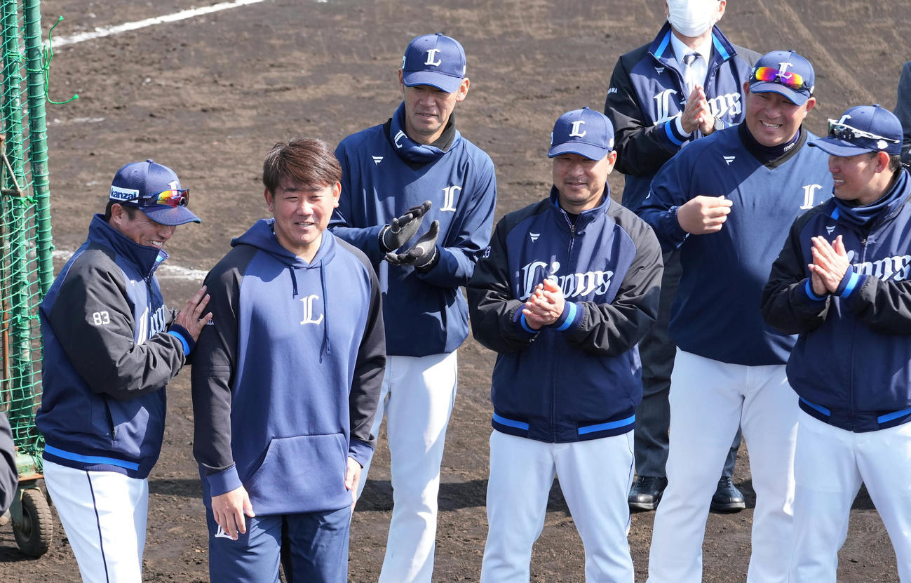 この日で南郷キャンプ最終日となった臨時コーチの松坂氏は西武平石ヘッドコーチ（左）からあいさつを促される（撮影・小沢裕）