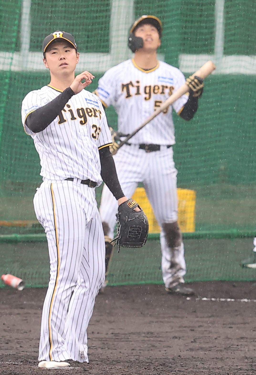 特打で浜地（手前）は島田を打ち取る（撮影・上山淳一）