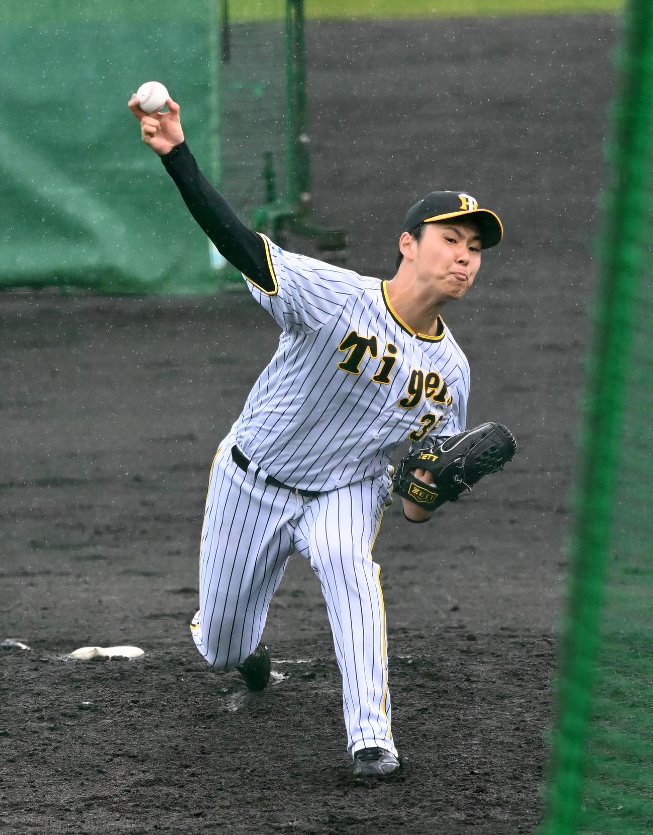 フリー打撃に登板した浜地（撮影・前岡正明）