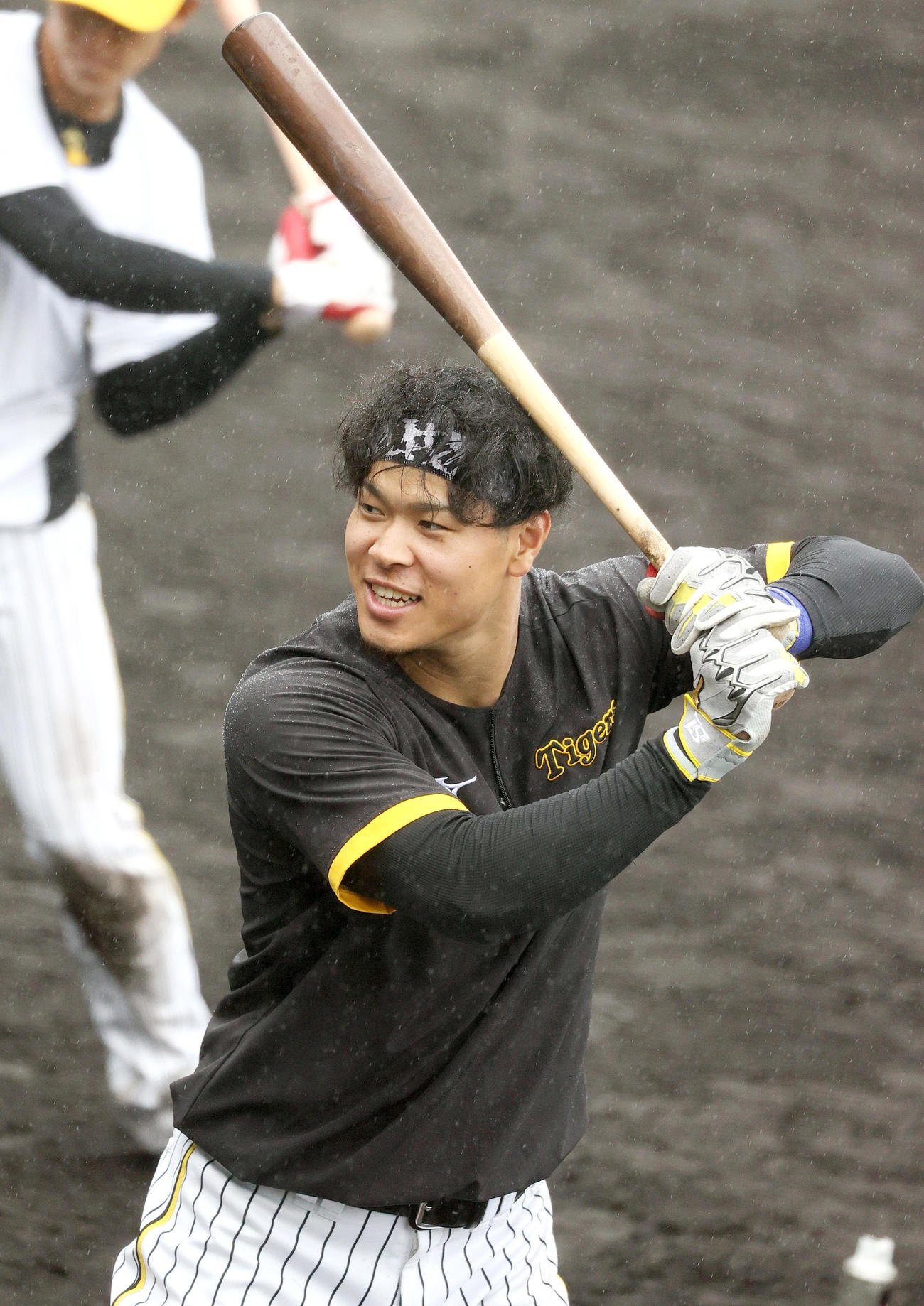 雨の中ティー打撃する佐藤輝（撮影・上山淳一）