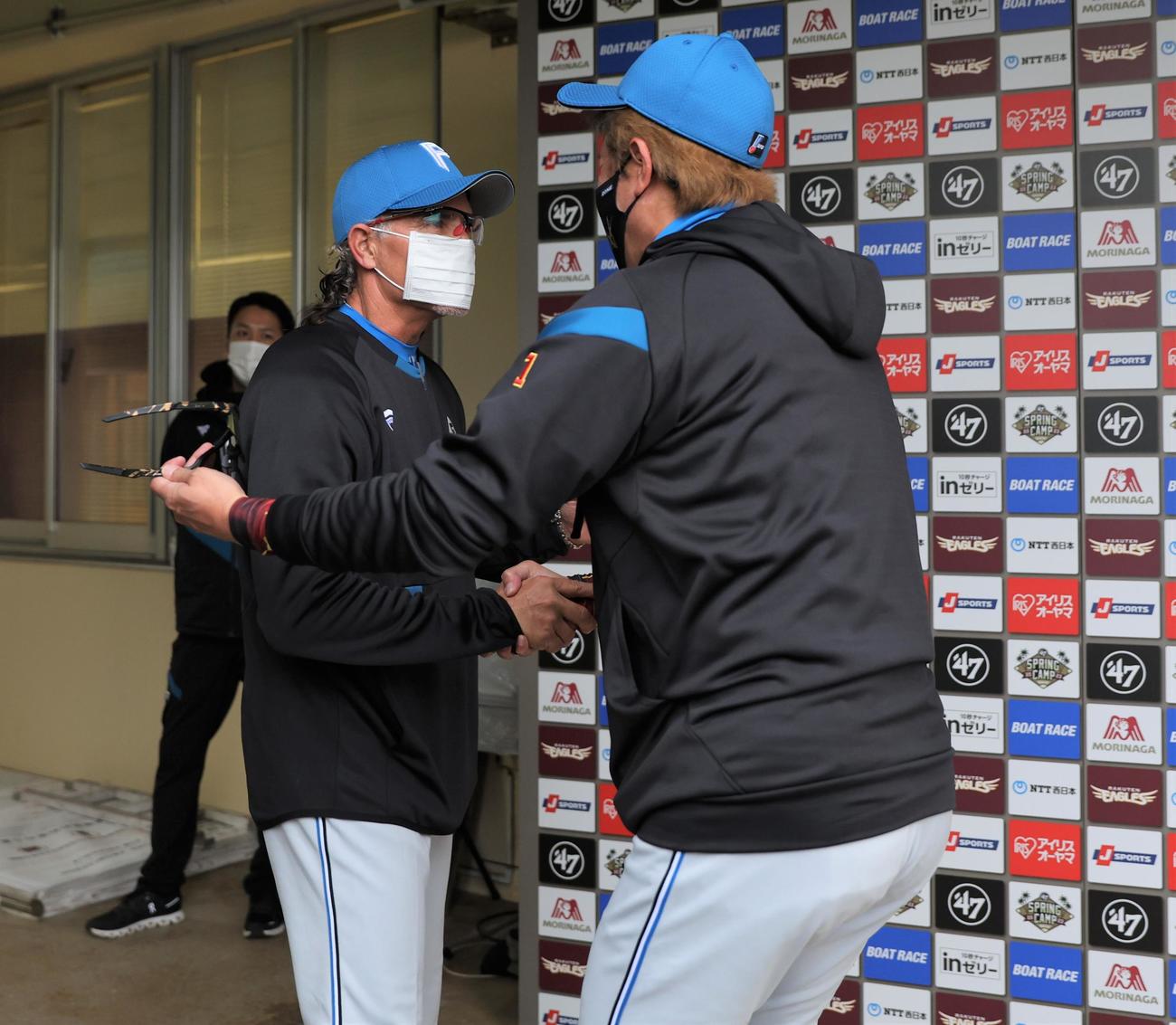 日本ハムのコンサルタントを務めるヒルマン氏（左）と抱き合う新庄監督（撮影・黒川智章）