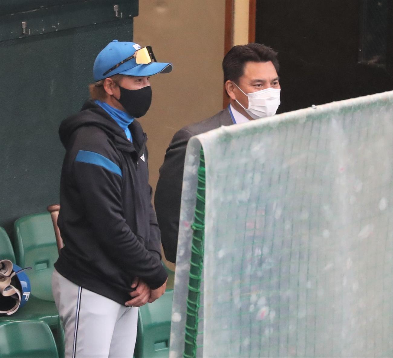 井口氏（右）と話す新庄監督（撮影・黒川智章）
