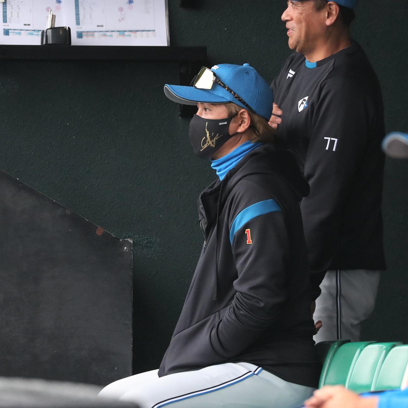 楽天対日本ハム　試合を見つめる新庄監督（撮影・黒川智章）
