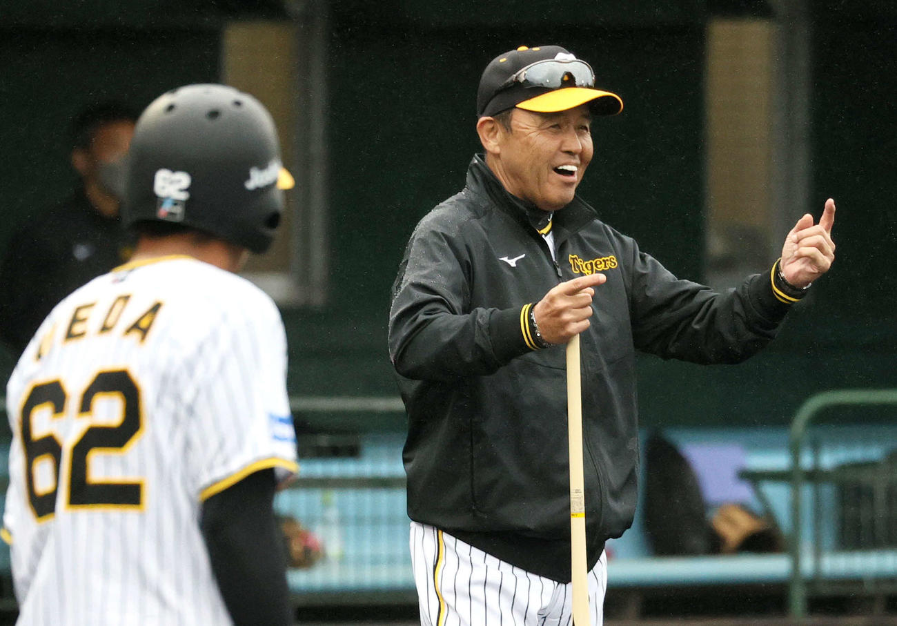 ケースノックで指示を出す岡田監督（撮影・上山淳一）
