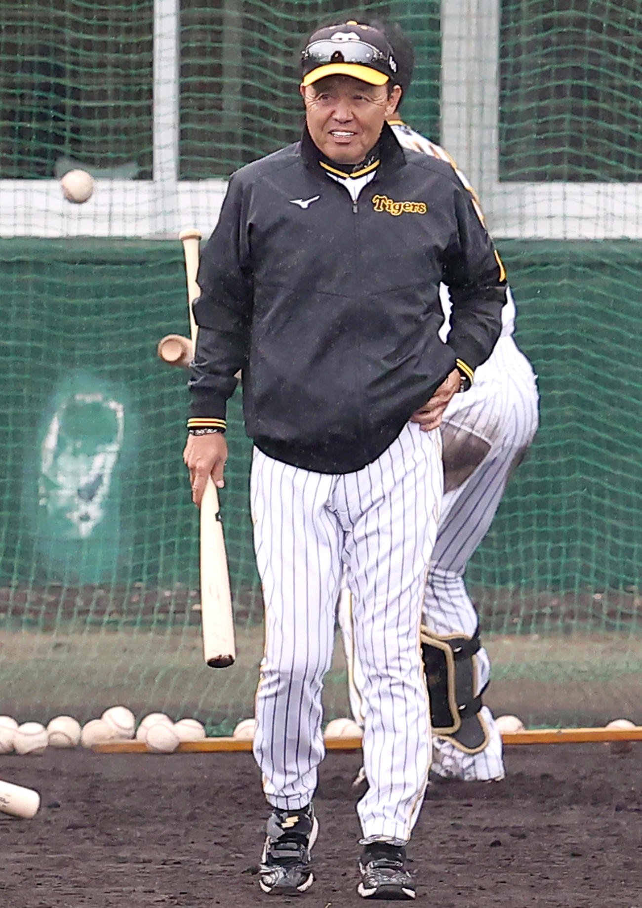 グラウンドで笑顔を見せる岡田監督（撮影・上山淳一）