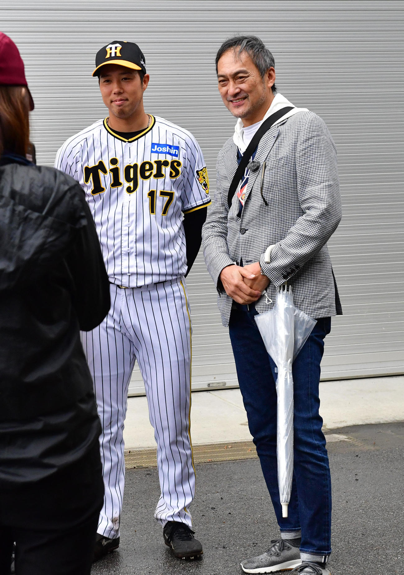 青柳（右）を激励する俳優の渡辺謙（撮影・前岡正明）