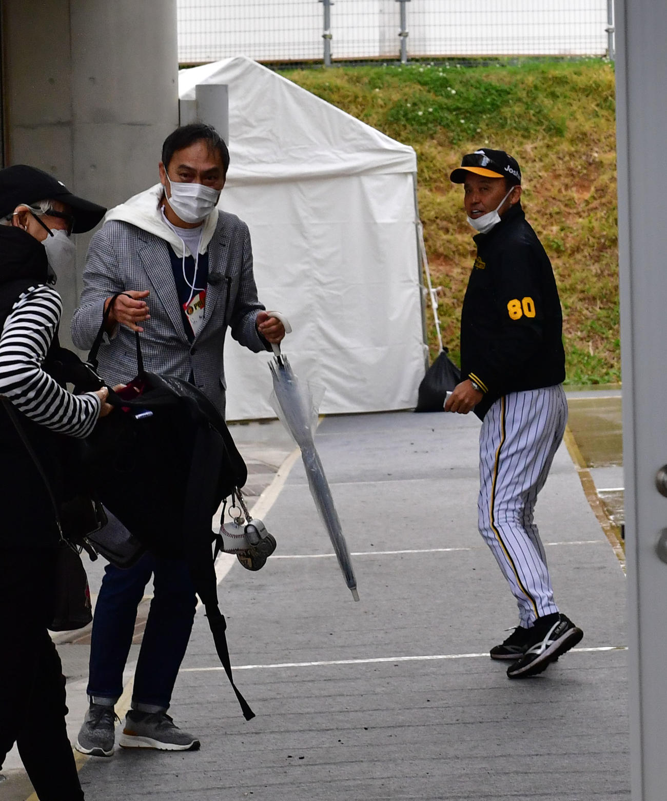 岡田監督（右）にあいさつする俳優の渡辺謙（撮影・前岡正明）