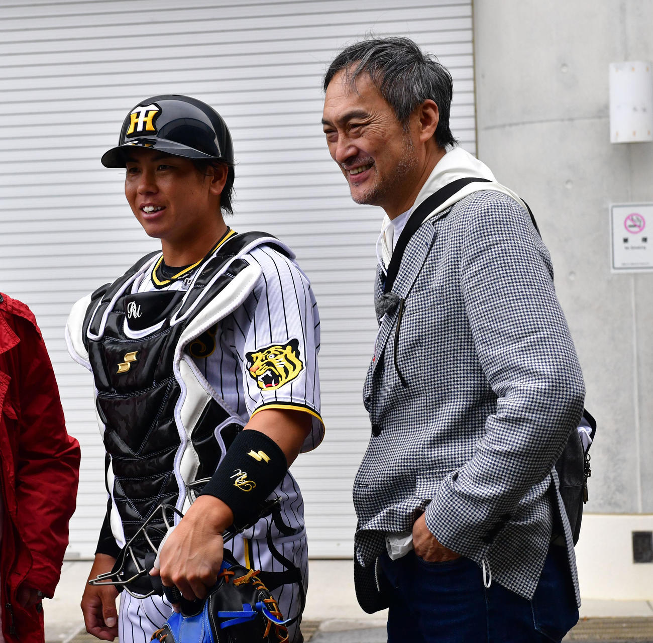 梅野を激励する俳優の渡辺謙（撮影・前岡正明）