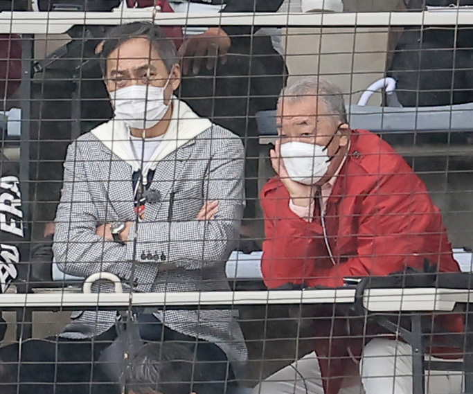 スタンドから練習を見る俳優の渡辺謙（左）と福本豊氏（撮影・上山淳一）