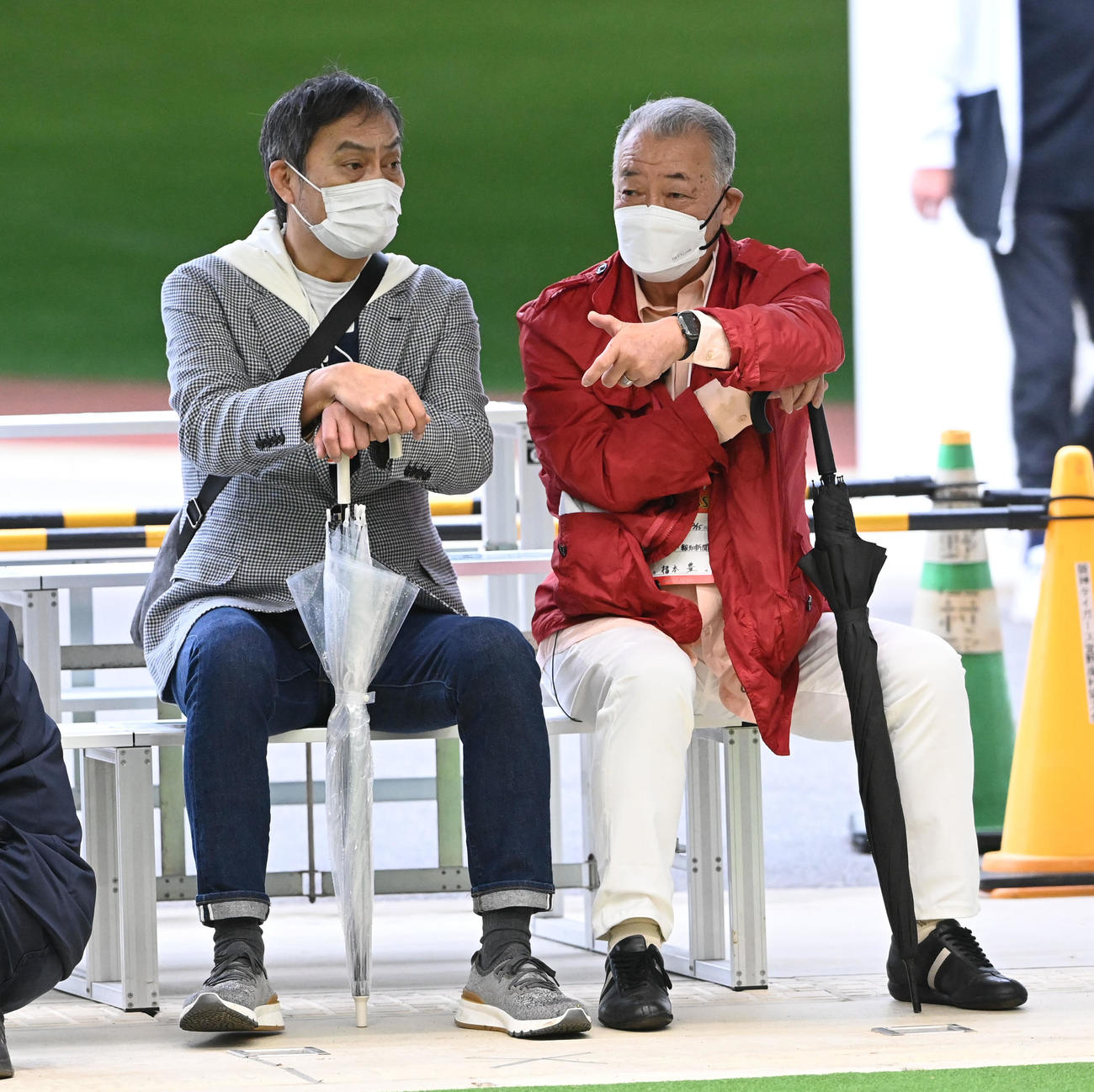鋭い視線でブルペンの投球練習を見る俳優の渡辺謙（左）。右は福本豊氏（撮影・前岡正明）