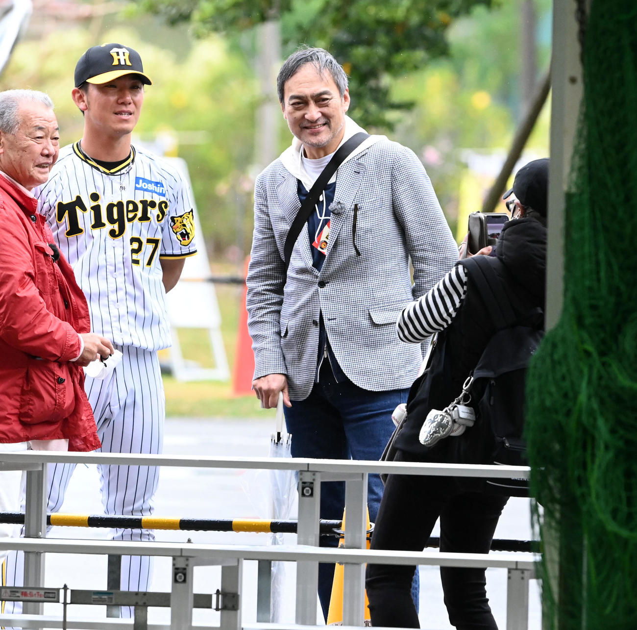 俳優の渡辺謙（右）と記念撮影をする伊藤将（中央）。左は福本豊氏（撮影・前岡正明）
